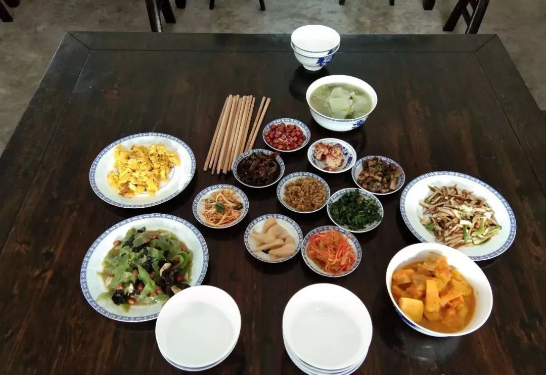 “星空官网登录”第八届大艺博开幕青年艺术家“试水”市场定价理性