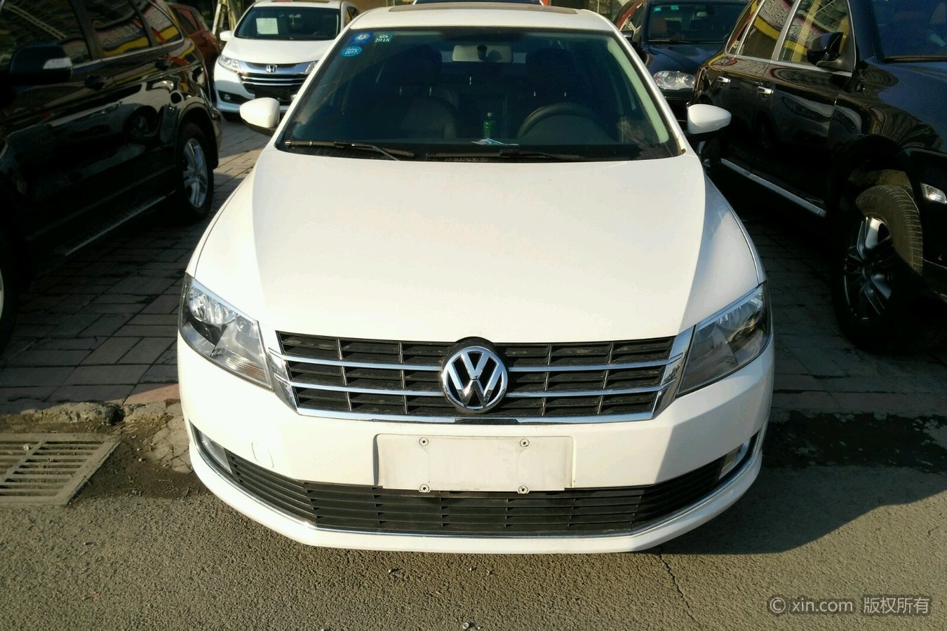 xingkong体育官网登录-济源四中共挥千面红旗，同庆祖国70华诞