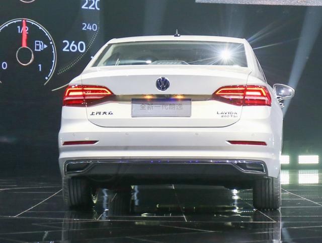 xingkong.com：疯狂！3万球迷捧场梅西训练 球场如菜地青黄不接