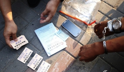 方城县柳河镇石门小学：爱心人士赠物品，大爱满校园，善举暖人心‘xingkong体育官网登录’